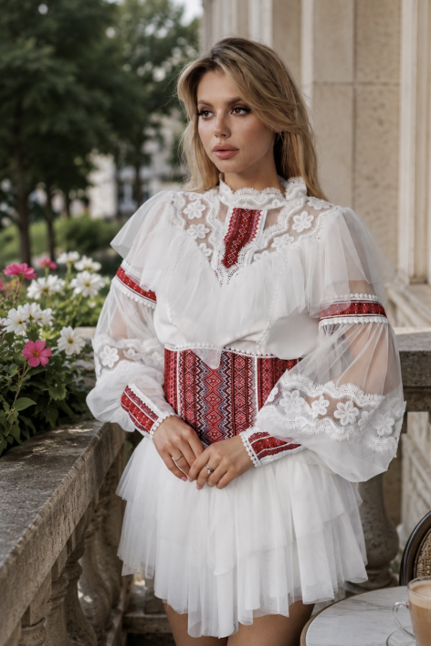 Біла сукня-міні з корсетом