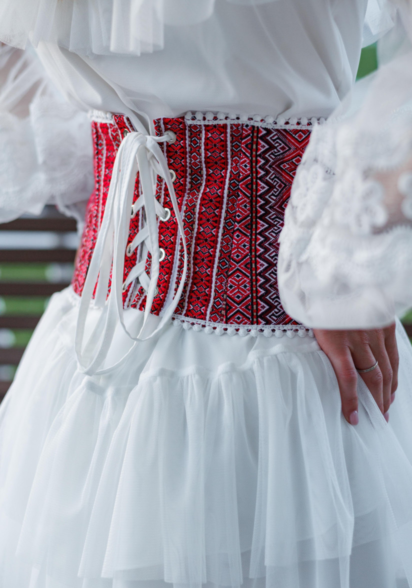 Біла сукня-міні з корсетом