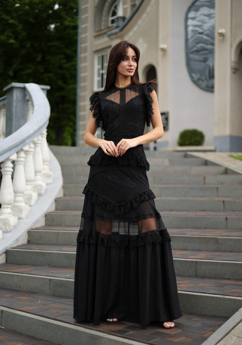 Чорна сукня максі довжини