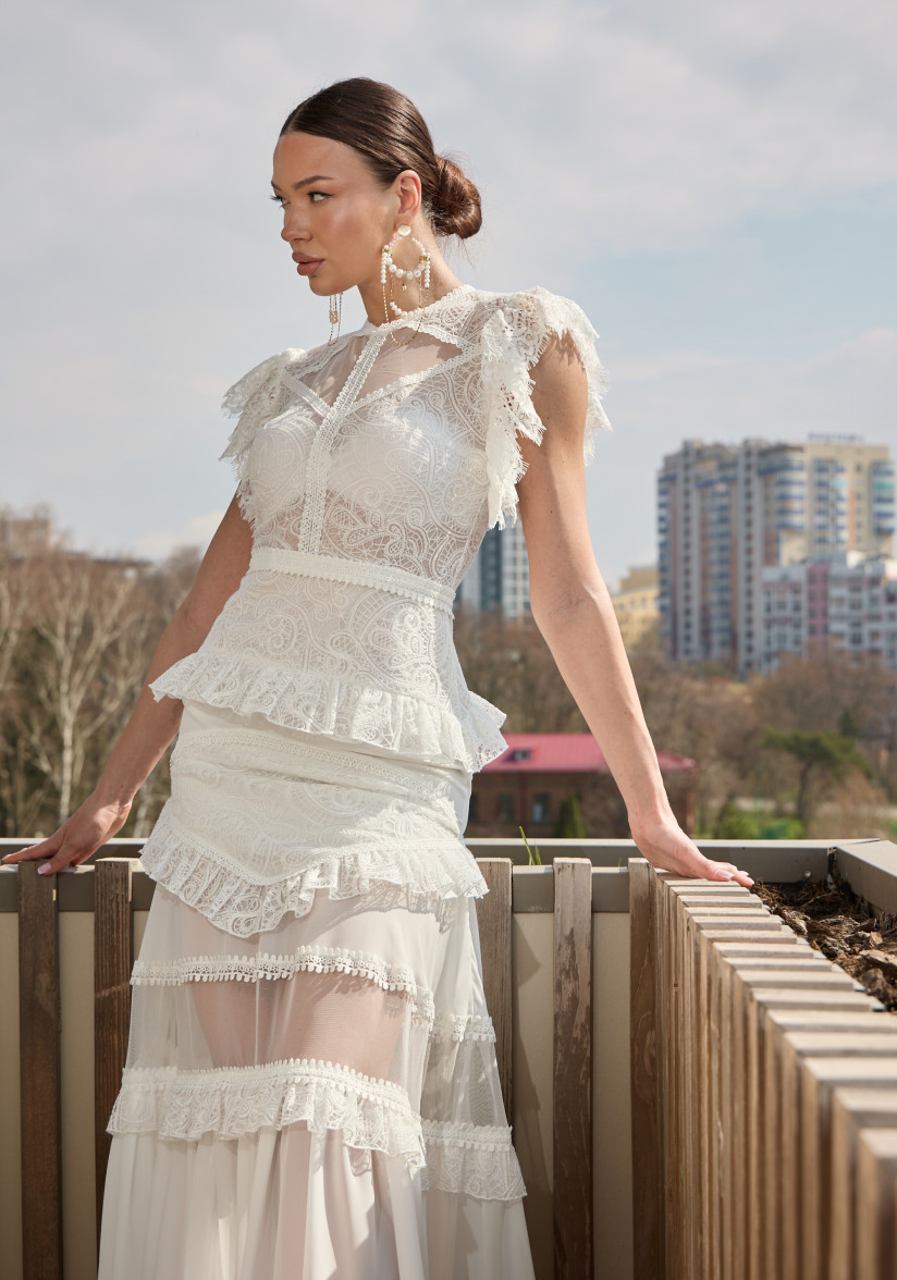 Біла сукня максі довжини
