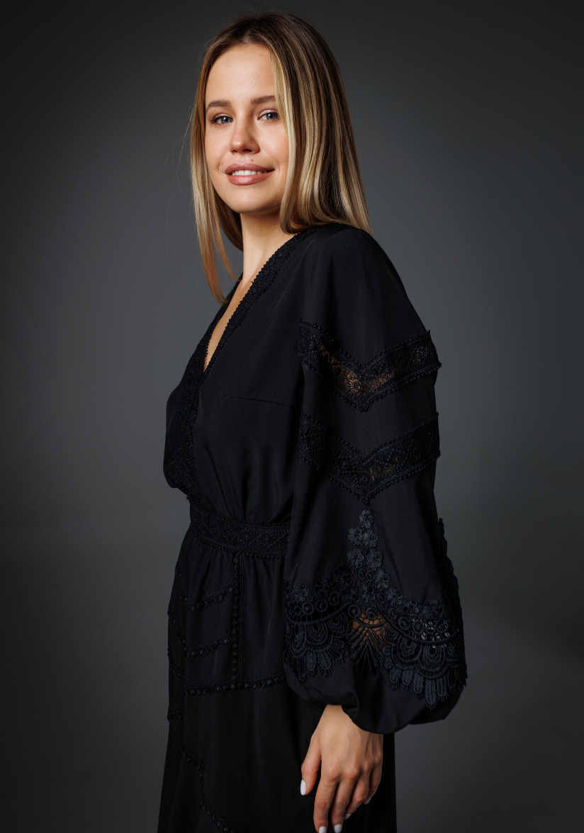 Чорна сукня міді