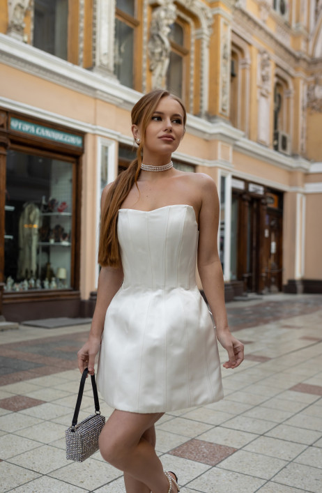 Атласна корсетна сукня в молочному кольорі