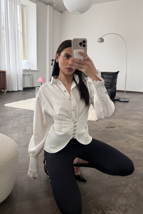 Біла сорочка з акцентом на талії