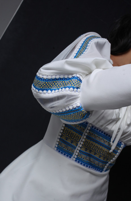 Біла сукня з акцентом на талію і плечі
