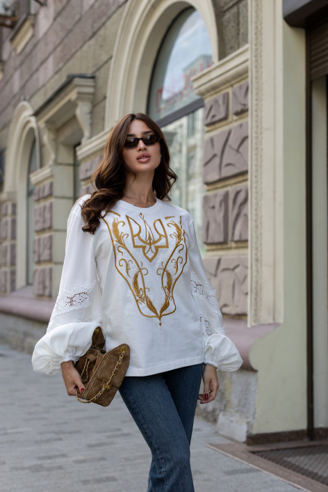 Біла кофта з вишивкою та деталями з мережива 