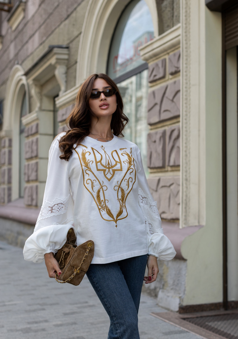 Біла кофта з вишивкою та деталями з мережива
